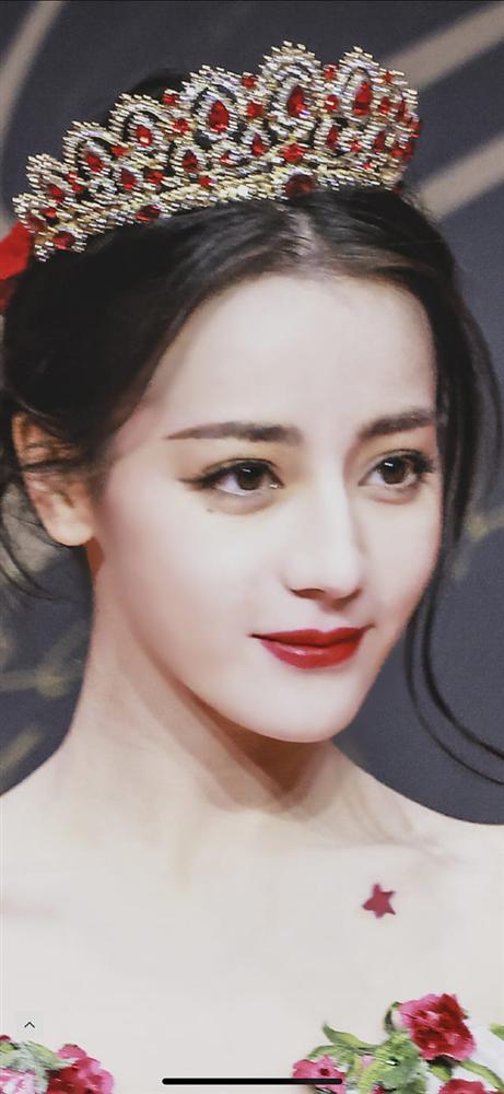 Bức ảnh tố cáo sự thật đằng sau vẻ lung linh của Địch Lệ Nhiệt Ba trên sân khấu-2