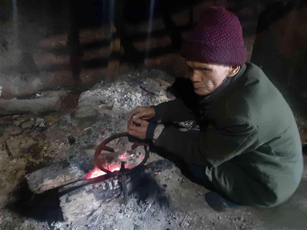 Cụ ông mù đốt lửa sưởi ấm khiến vợ chết cháy mà không hề hay biết-3