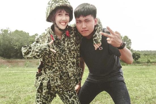 Mũi trưởng Long đăng ảnh Hậu Hoàng choàng vai và hỏi thẳng 'mình là cái gì nào' nhưng vội xoá đi