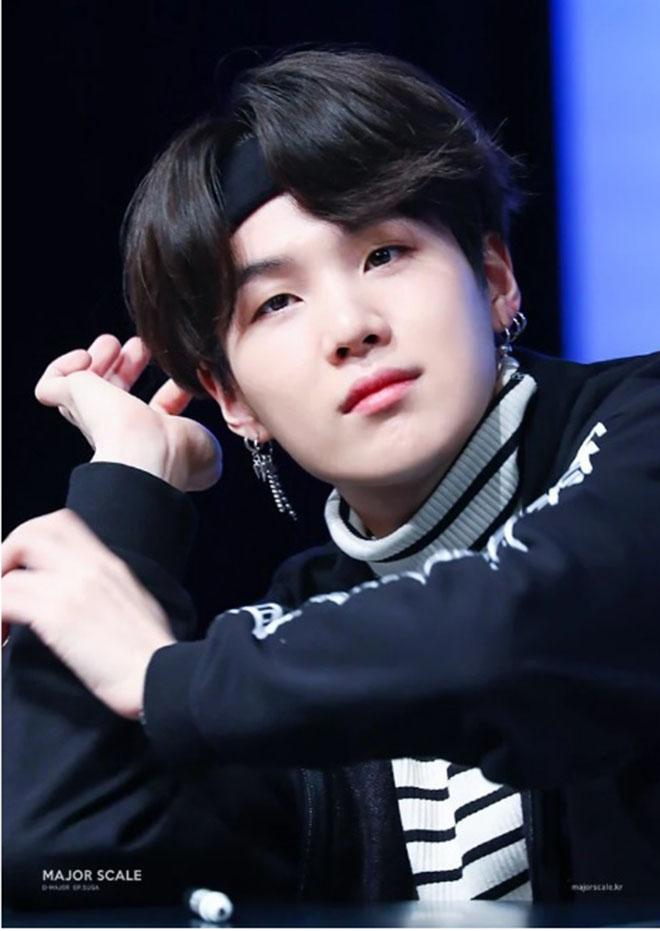 News1 đưa tin thành viên BTS Suga đã trở lại hoạt động cùng nhóm sau một thời gian nghỉ ngơi do chấn thương vai.