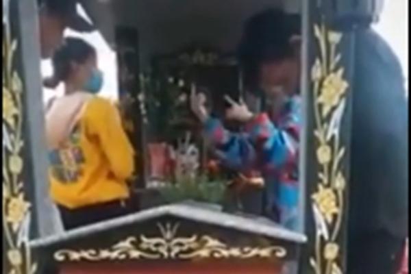 Clip: Cô gái đầu trần đi xe máy thả cả 2 tay múa quạt made in Khá Bảnh-1