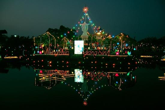 Đón Giáng sinh tại Nhà thờ đá độc đáo nhất Việt Nam