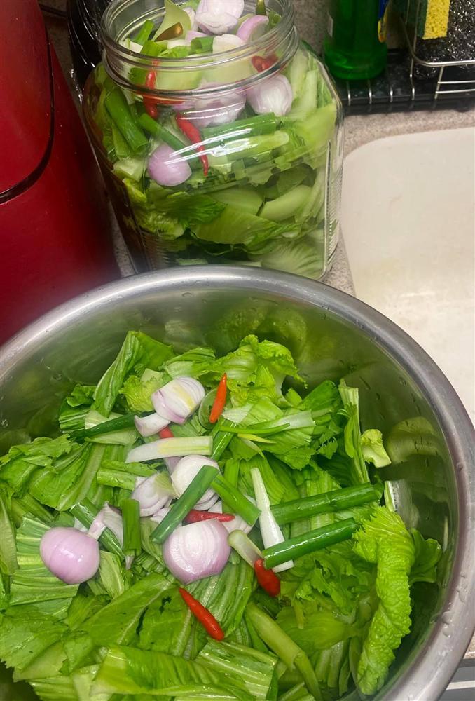 Nhanh trí học mẹ Việt ở Mỹ muối dưa chua cho ngày đông nhàn tênh mà ngon thôi rồi-3