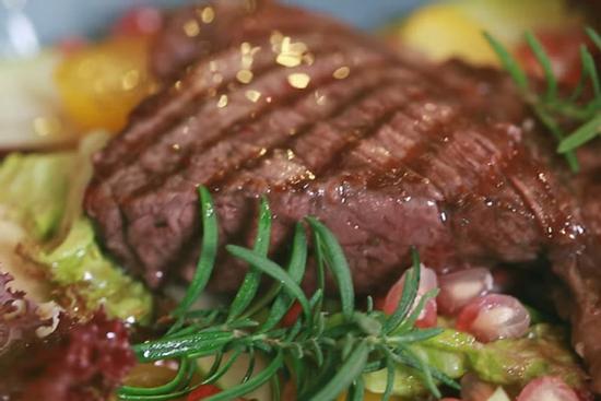 Bò bít tết kèm salad lựu cho bàn tiệc Noel