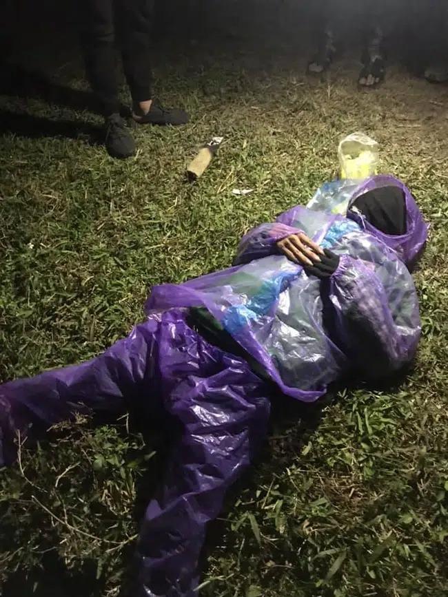 Thanh niên mặc áo mưa bất động trên bãi cỏ giữa trời rét, ngã ngửa khi biết sự thật-1