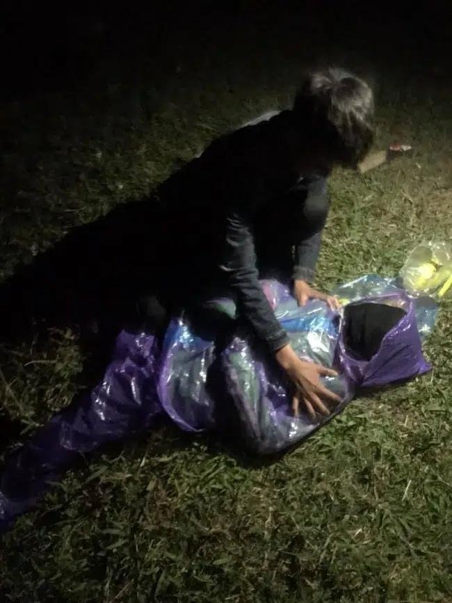 Thanh niên mặc áo mưa bất động trên bãi cỏ giữa trời rét, ngã ngửa khi biết sự thật-2