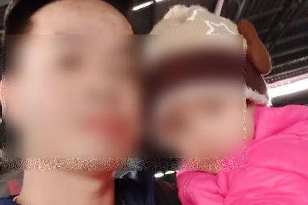 Nghe tiếng chó sủa, chủ nhà chạy ra mở cổng phát hiện bé gái 3 tuổi bò lổm ngổm trong chăn-1