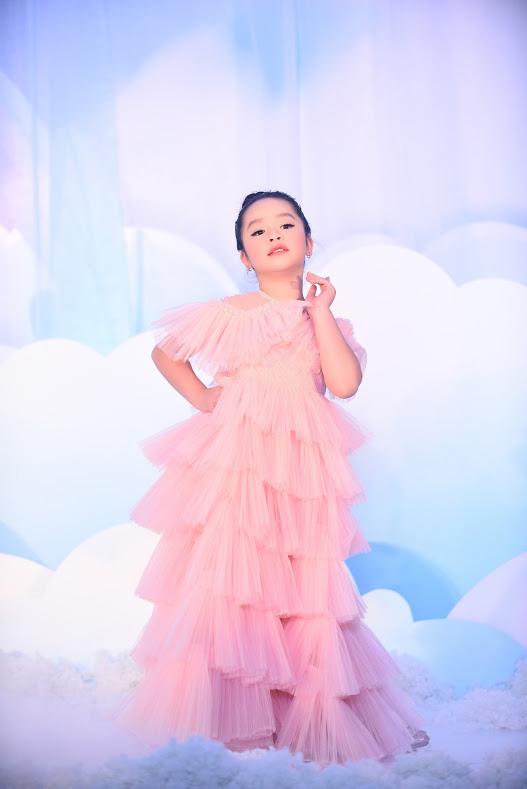 Màn xoay váy cực đỉnh của vedette nhí trong show thời trang Hà Duy-4