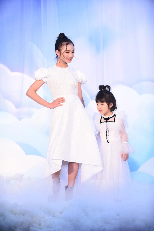 Màn xoay váy cực đỉnh của vedette nhí trong show thời trang Hà Duy-2