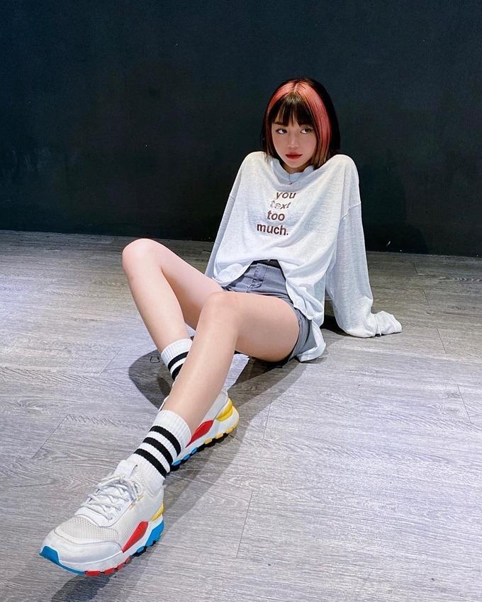 Hot streamer Linh Ngọc Đàm nhuộm tóc hồng phấn hai bên giống thần tượng.