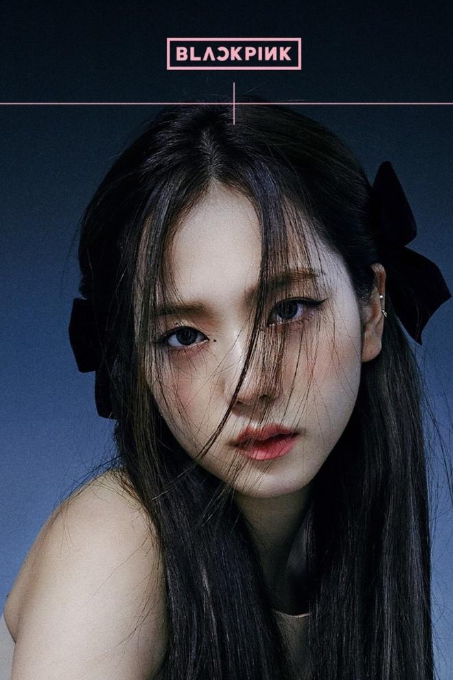 Kiểu tóc kẹp nơ hai bên của Jisoo chắc chắn là tạo hình ấn tượng nhất của nữ thần tượng trong năm qua.