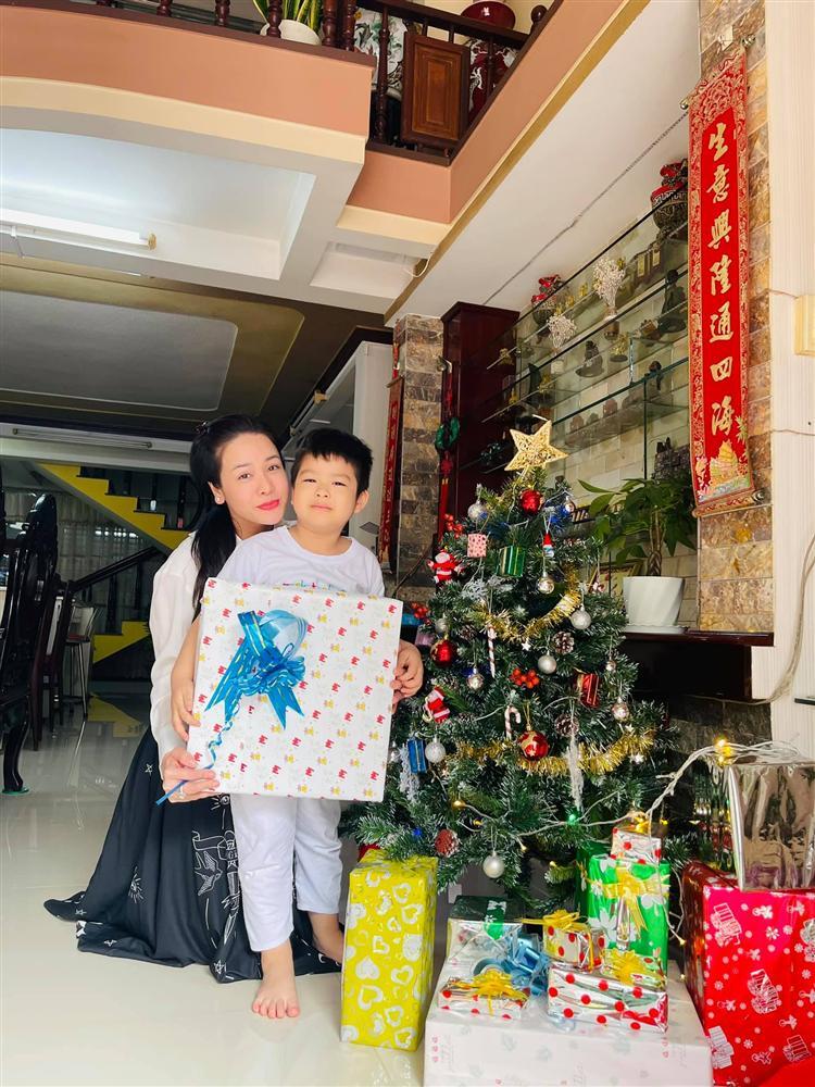 Nhật Kim Anh đón Giáng sinh cùng con trai giữa cuộc chiến với chồng cũ-1