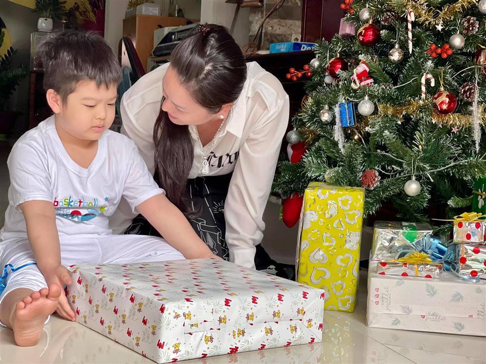 Nhật Kim Anh đón Giáng sinh cùng con trai giữa cuộc chiến với chồng cũ-2
