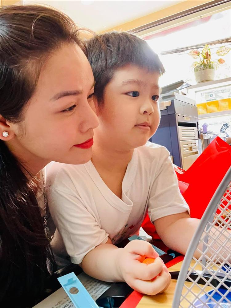 Nhật Kim Anh đón Giáng sinh cùng con trai giữa cuộc chiến với chồng cũ-5