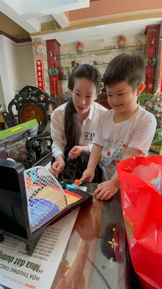 Nhật Kim Anh đón Giáng sinh cùng con trai giữa cuộc chiến với chồng cũ-6