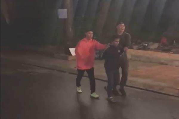 Clip: Pha xử lý cồng kềnh của tên trộm non tay khiến gia chủ tức vẫn phải cười-1