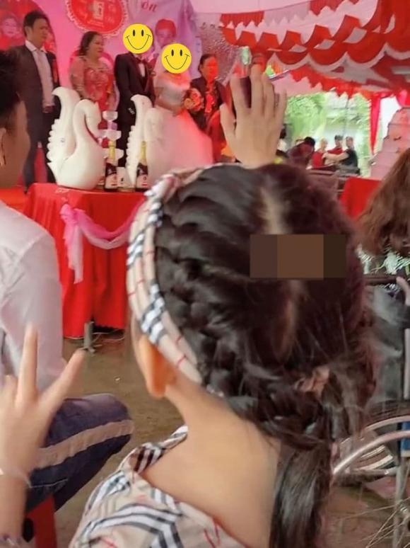 Hành động bé gái ngày mẹ đi lấy chồng chiếm spotlight khắp cõi mạng-3