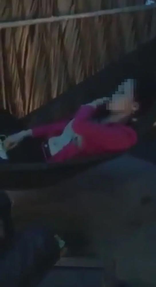 Clip đánh ghen cực căng: Chồng bắt vợ đang cùng phi công hùn tiền làm cho có em bé-2