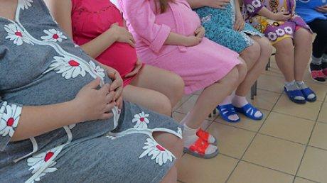 Bắt gặp thai phụ kỳ lạ, cảnh sát tìm thấy đường dây mang thai hộ phi pháp-1