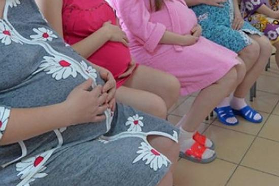 Bắt gặp thai phụ kỳ lạ, cảnh sát tìm thấy đường dây mang thai hộ phi pháp