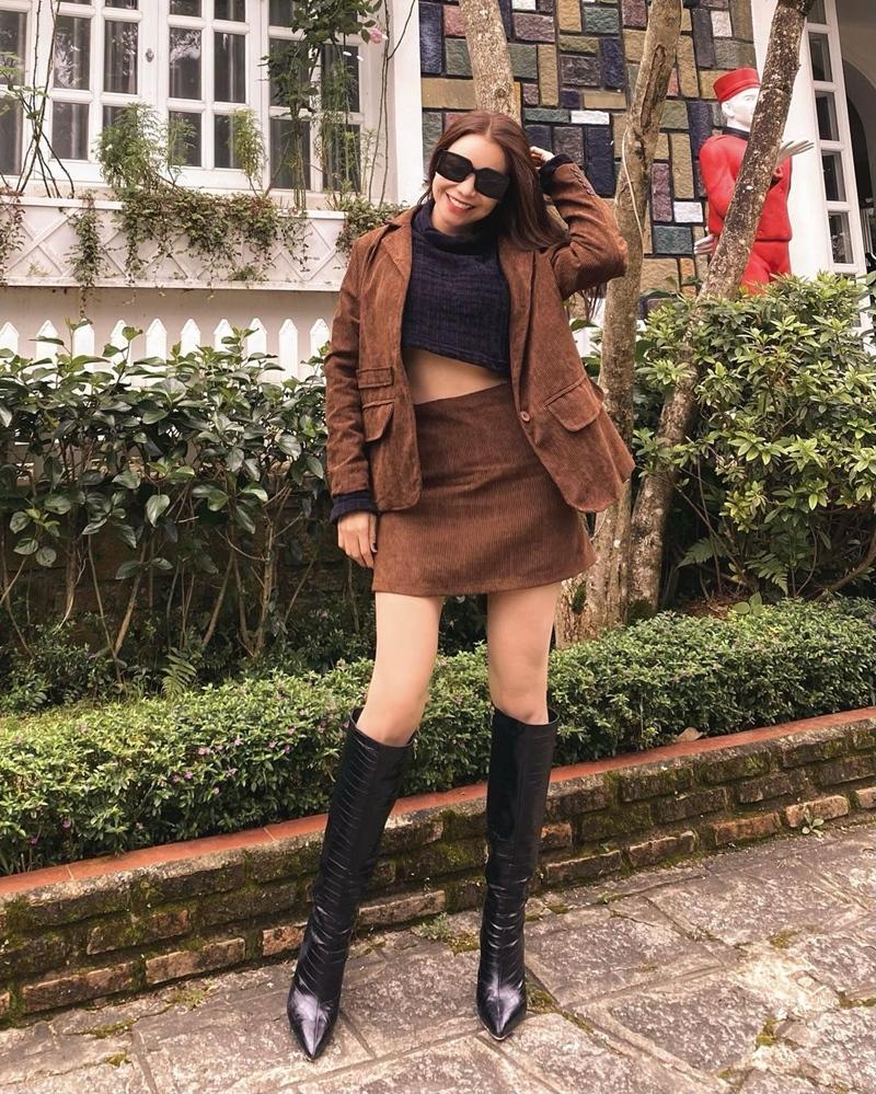 Elly Trần lên đồ tôn vòng 1 căng đét - Hà Tăng mix đồ tông nâu camel đẹp xuất sắc-6