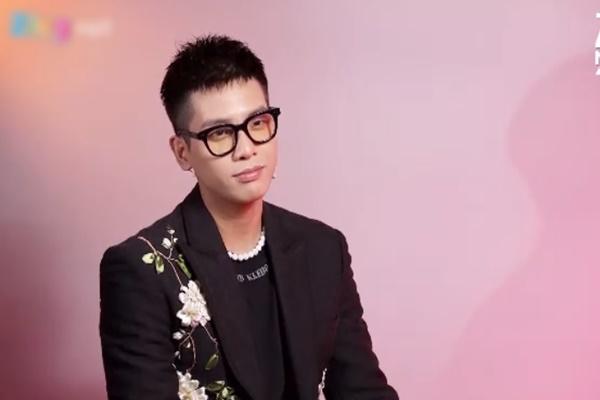 Quân A.P nói gì về việc bị từ chối đệm đàn vì đã hát dở lại còn lồi lõm-9