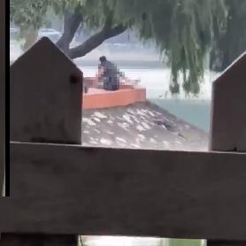 Cặp đôi ngang nhiên đóng phim giữa chốn công cộng: Trời lạnh nên đóng băng ý thức rồi!-1