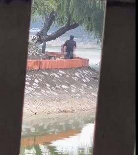 Cặp đôi ngang nhiên đóng phim giữa chốn công cộng: Trời lạnh nên đóng băng ý thức rồi!-2