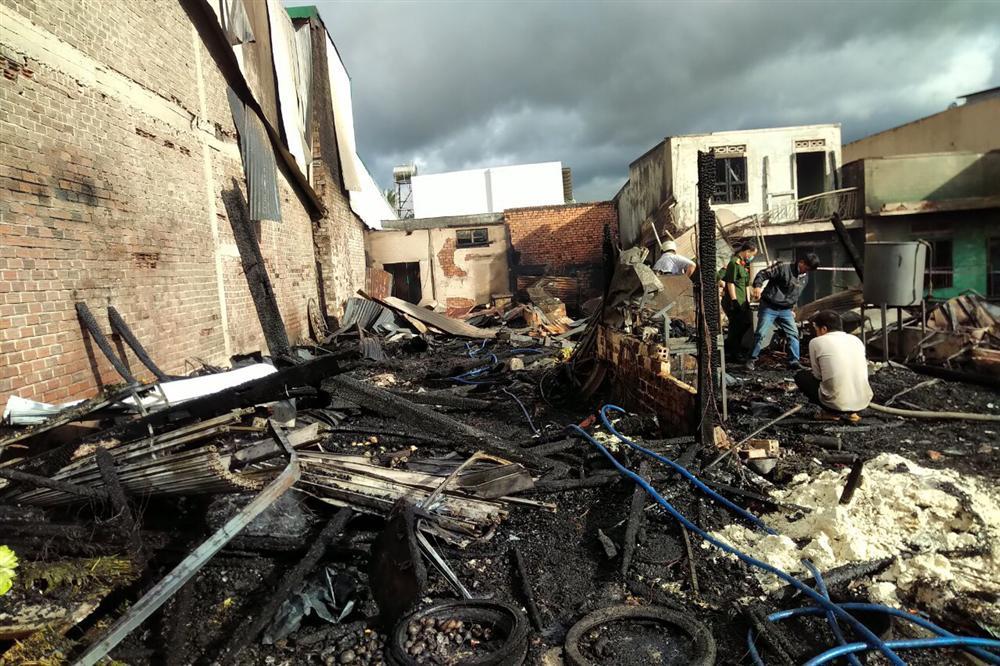 Lâm Đồng: Hỏa hoạn dữ dội, 4 ngôi nhà chìm trong biển lửa, người chạy toán loạn-3