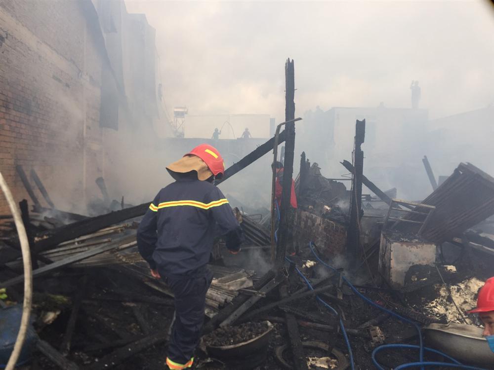 Lâm Đồng: Hỏa hoạn dữ dội, 4 ngôi nhà chìm trong biển lửa, người chạy toán loạn-2