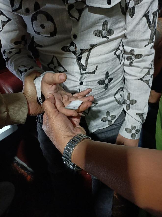 Phát hiện hàng chục người thác loạn tập thể trong karaoke ở quận Bình Tân-1