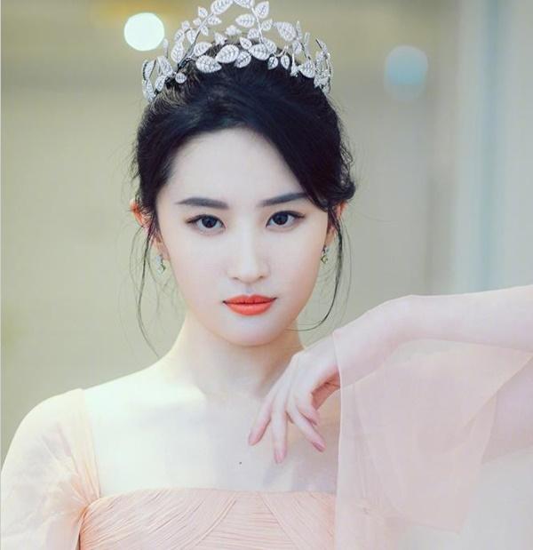 Lưu Diệc Phi - Trần Hiểu chưa chốt hợp tác, fan hai nhà cắn xé nhau tơi tả-1