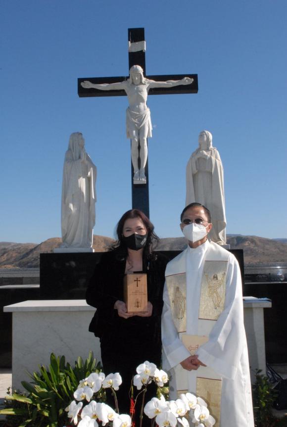 Vợ cố nghệ sĩ Chí Tài đưa tro cốt chồng về nghĩa trang-5