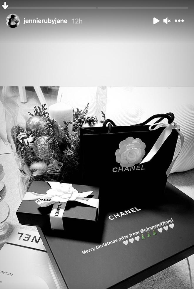 Chanel bị chỉ trích khi bán hộp quà giá 825 USD kèm stickers rẻ tiền và túi  bọc  RGB
