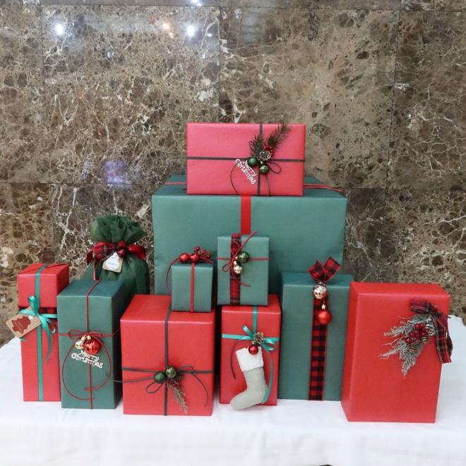 BLACKPINK khoe quà Giáng sinh hàng hiệu: Jisoo có túi Dior thêu tên, choáng nhất là quà của Rosé và boss-16