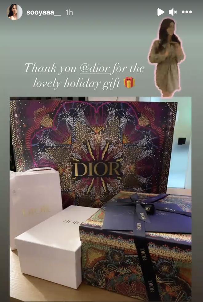 BLACKPINK khoe quà Giáng sinh hàng hiệu: Jisoo có túi Dior thêu tên, choáng nhất là quà của Rosé và boss-17