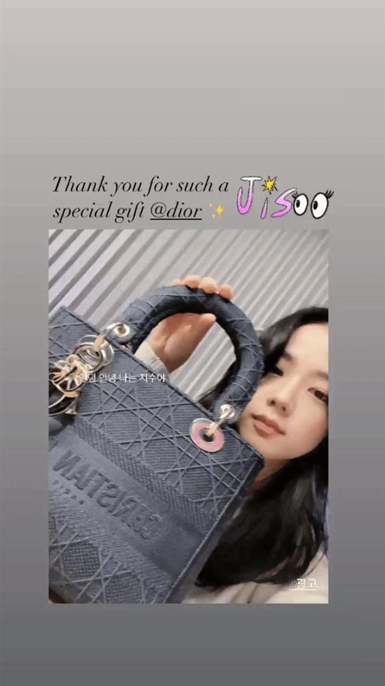 BLACKPINK khoe quà Giáng sinh hàng hiệu: Jisoo có túi Dior thêu tên, choáng nhất là quà của Rosé và boss-19