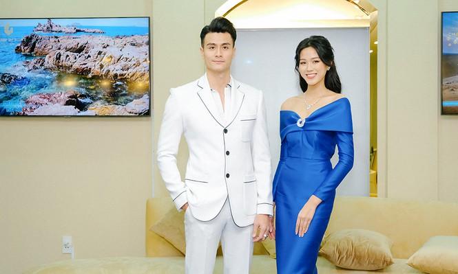 Hơn Hoa hậu Đỗ Thị Hà 16 tuổi, Hari Won đẹp chẳng kém cạnh khi đụng hàng-4