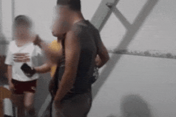 Đánh ghen cực gắt: Vợ bắt quả tang chồng với bồ đang diễn màn mua cá lóc-3