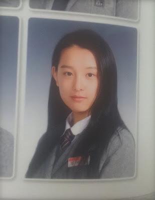Gương mặt nổi bật của Kim Ji Won trong ảnh hồi tốt nghiệp cấp 3 dù ít son phấn.