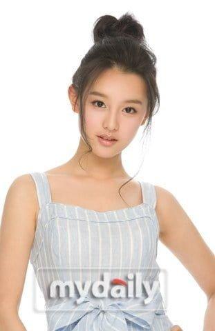 Ở tuổi 19, Kim Ji Won bắt đầu dấn thân vào showbiz. Lúc này gương mặt cô đã phát triển hoàn thiện nhờ vào đôi mắt to tròn, sống mũi cao.