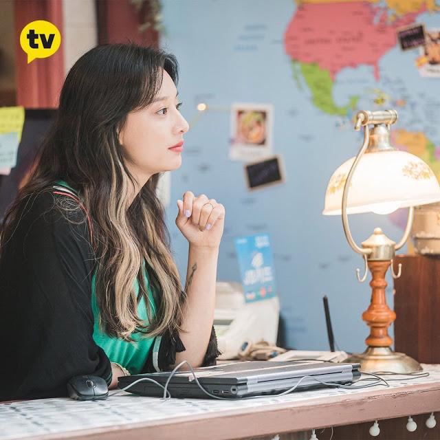 Khác với vẻ ngoài sang chảnh, Kim Ji Won có cuộc sống kín đáo, khiêm tốn và nói không với scandal.