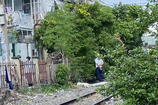 Băng qua đường ray ở TP.HCM, người phụ nữ bị tông chết-1