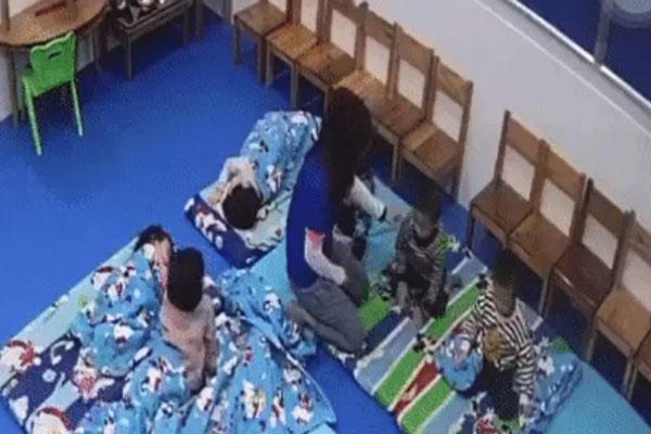 Hà Nội lạnh 10 độ, cô giáo mầm non nhốt trẻ ngoài cửa khiến bé sợ tè ra quần-1