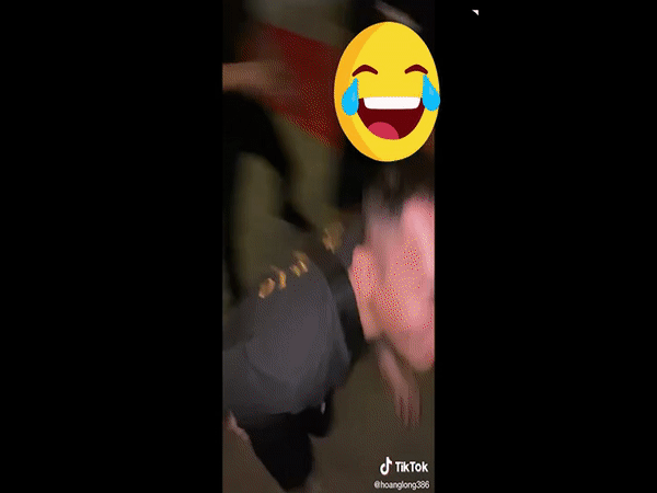 Khoe iPhone 12, thanh niên nhận kết tức tưởi sau hành động bạn thân-3