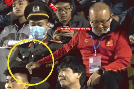 Khoảnh khắc tặng socola cực đáng yêu của HLV Park Hang Seo đốn tim dân mạng