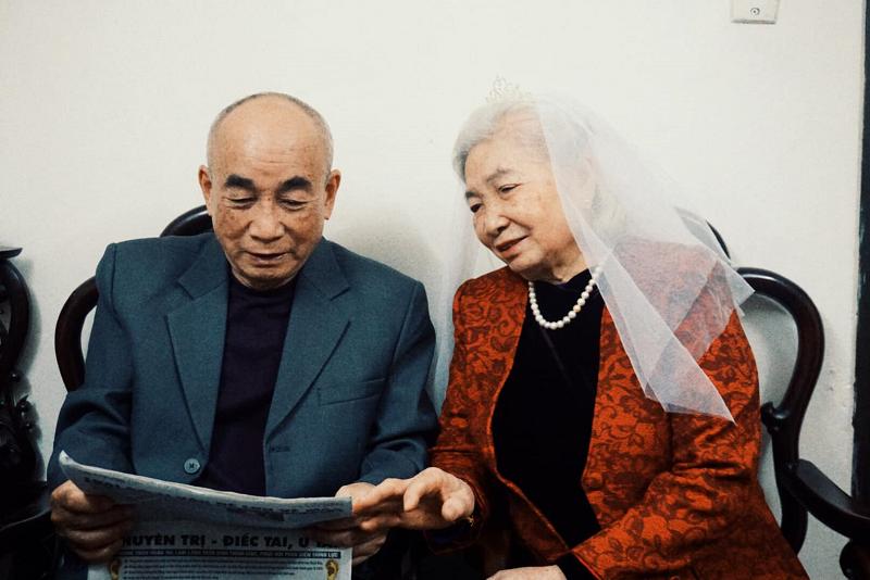 Thấy ông bà ngày xưa chưa có ảnh cưới, hội con cháu rủ nhau chụp bộ ảnh tại gia gây sốt mạng xã hội-1