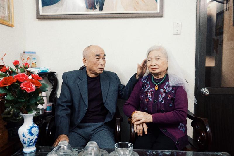 Thấy ông bà ngày xưa chưa có ảnh cưới, hội con cháu rủ nhau chụp bộ ảnh tại gia gây sốt mạng xã hội-2