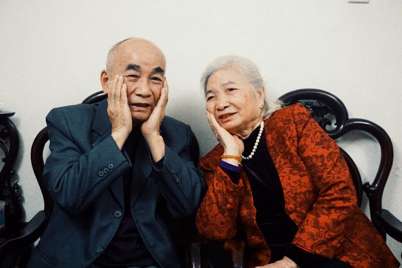 Thấy ông bà ngày xưa chưa có ảnh cưới, hội con cháu rủ nhau chụp bộ ảnh tại gia gây sốt mạng xã hội-3