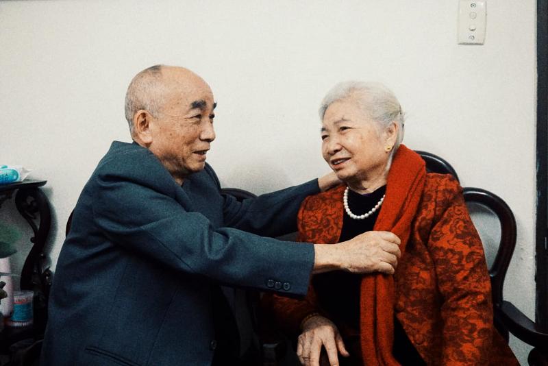 Thấy ông bà ngày xưa chưa có ảnh cưới, hội con cháu rủ nhau chụp bộ ảnh tại gia gây sốt mạng xã hội-4